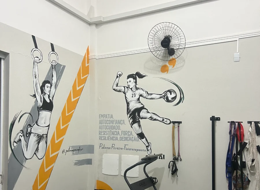 Mural de atletas na parede do espaço da Zoti Fisioterapia